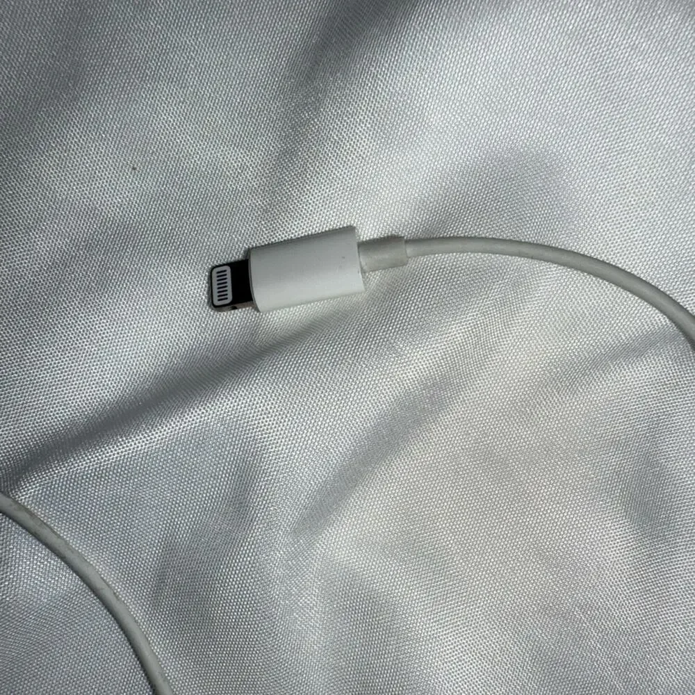 Apple Wireless White Earbuds